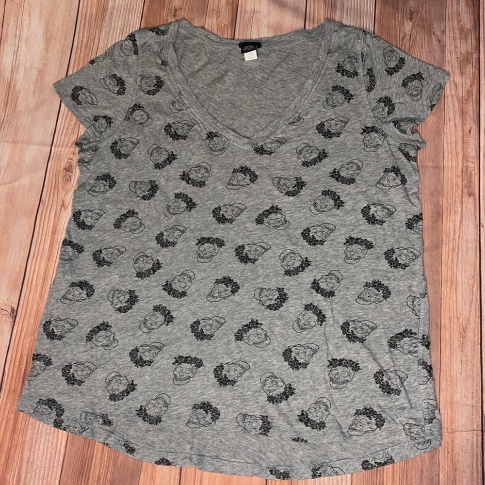 Torrid  Floral Crown Skull Print V Neck T Shirt! Torrid Sz 0(12)! Cute!